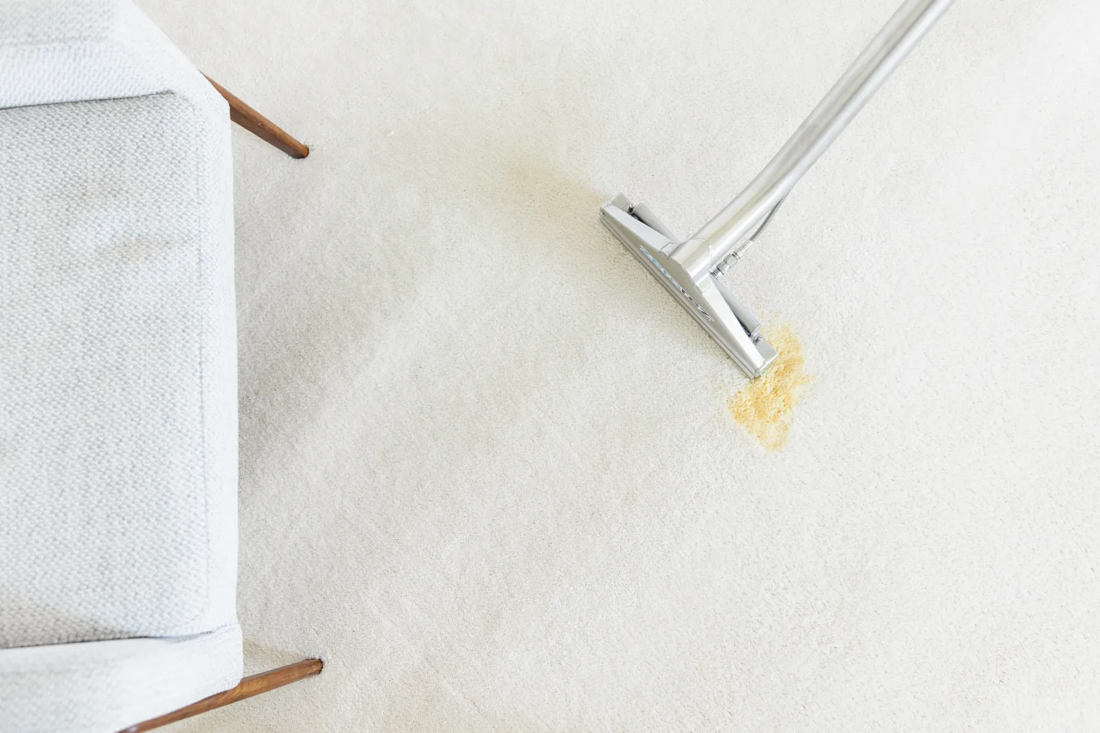 A Zerorez Zr Wand cleaning up a yellow stain on white carpet